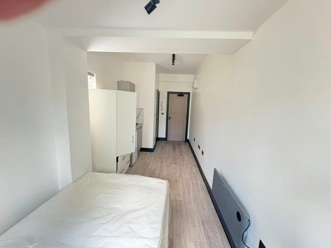 DSS-Studio Flat Available in Surbiton Kingston KT6 Main Photo