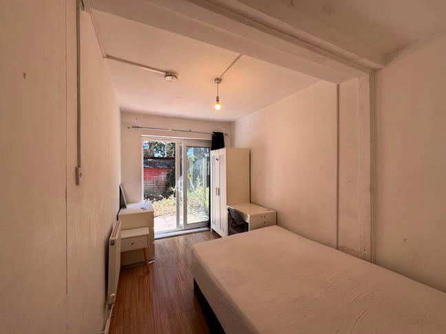Double Room Available- Mile End/ Bow Road  Main Photo