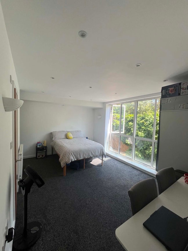 Large Ensuite Room w Walk in Wardrobe in Camden Main Photo