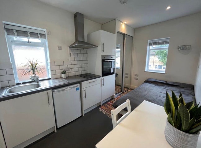 Luxury Studio Cranfield Kitchen Ensuite MK4  Main Photo