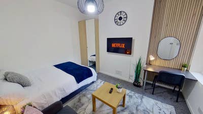  Large Bedsit Near Salford Royal Main Photo