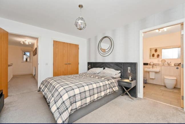 Furnished private luxury room with ensuite Main Photo