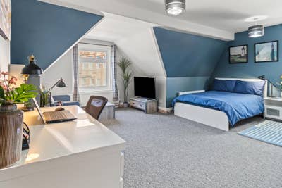 25m2 Room + Lounge + ensuite + Walk to beach  Main Photo