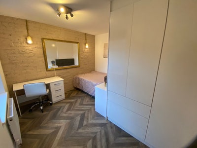 WOW Factor 12 BED Fallowfield House  Main Photo
