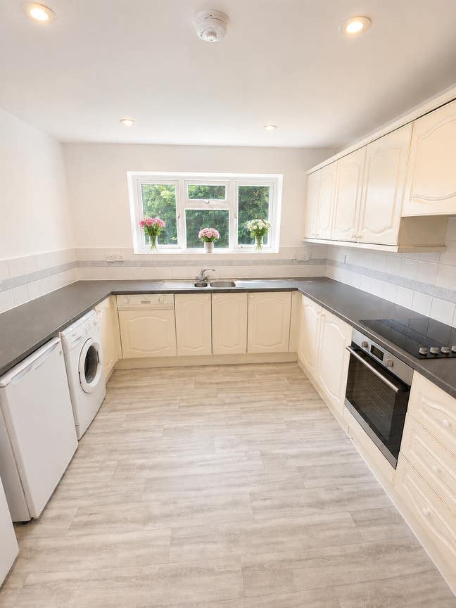 4-Bedroom House in Cambridge Main Photo