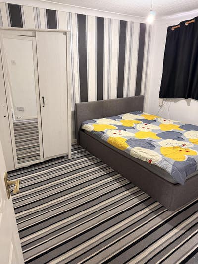Spacious room in a well connected location  Main Photo