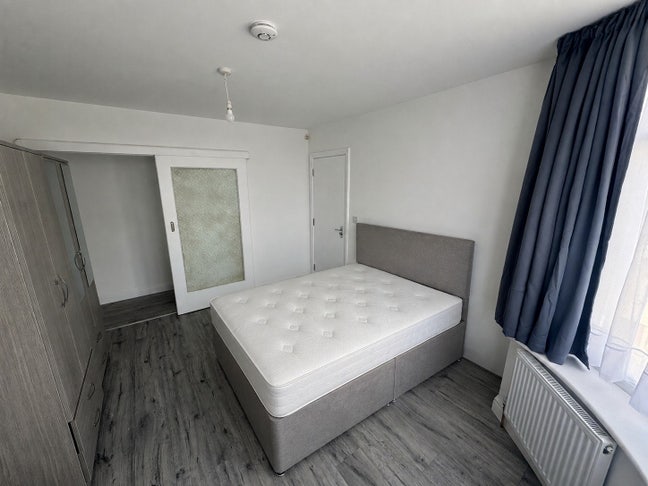 Furnished Room to rent- Roch Avenue, HA8 Edgware Main Photo