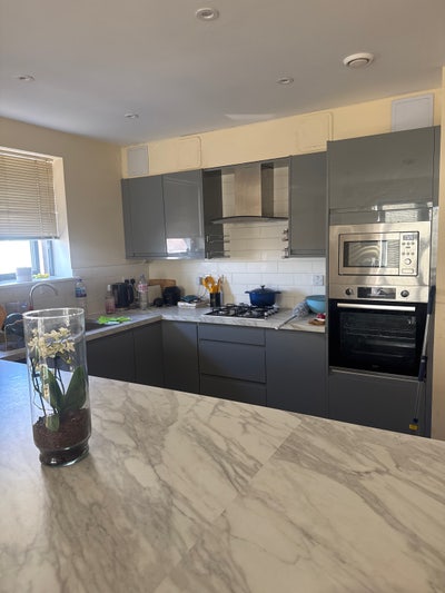 Spacious Double Room -Excellent Transport Links Main Photo