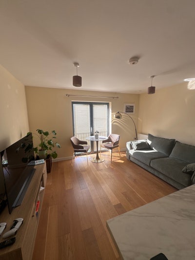 Spacious Double Room -Excellent Transport Links Main Photo