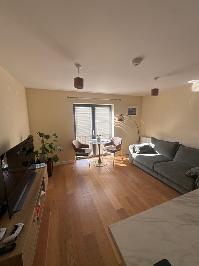 Spacious Double Room -Excellent Transport Links Main Photo