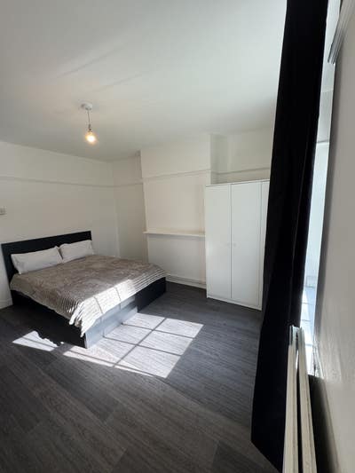 Big double bed room  Main Photo