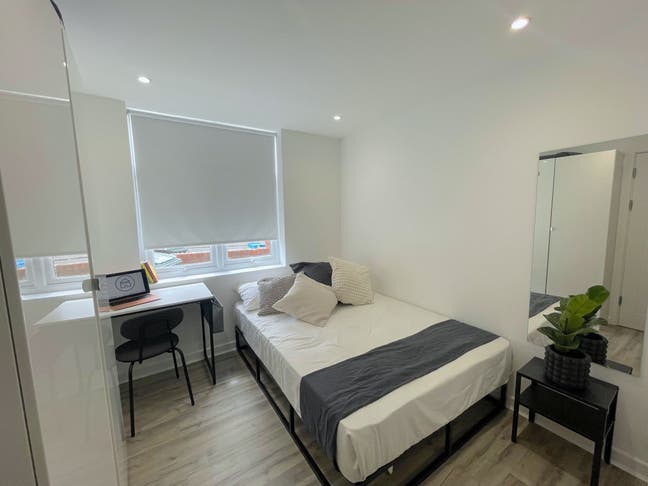 David Road - En suite room Main Photo