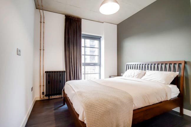 Modern double bed room + own bathroom  Main Photo