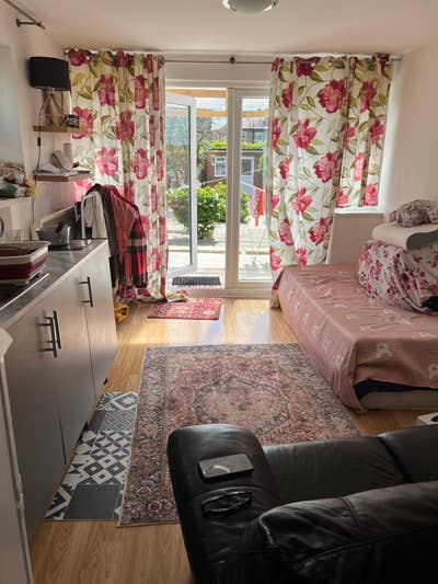 🏡 Newly Refurbished 5-Bed House & Studio Flat  Main Photo