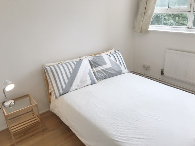 A Large Spare Room in Wimbledon Main Photo