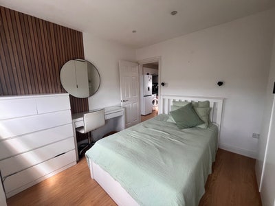 1 Bed Flat (Short Let 24 August- 15 September)  Main Photo