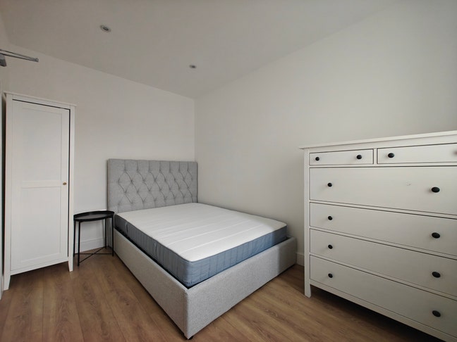 New Malden double room with own bathroom KT3 6BT  Main Photo