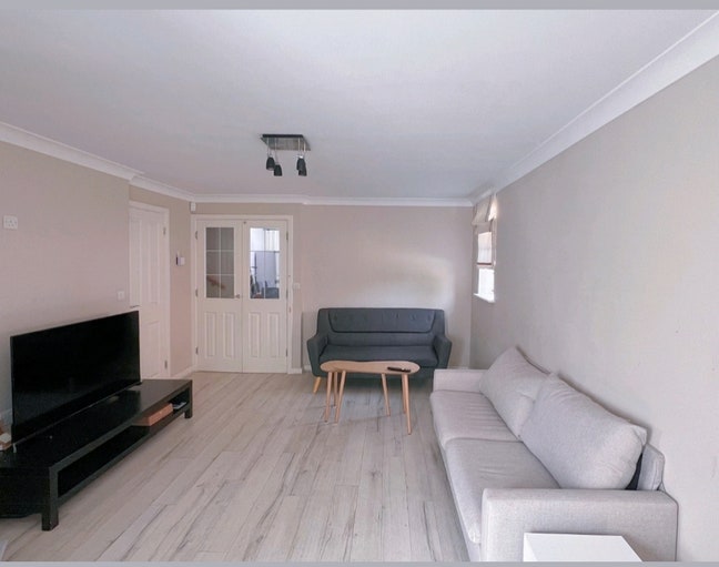 Short term let (Room share with a female) Main Photo