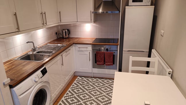 Stunning One-Bedroom House by Tooting Common – Bil Main Photo