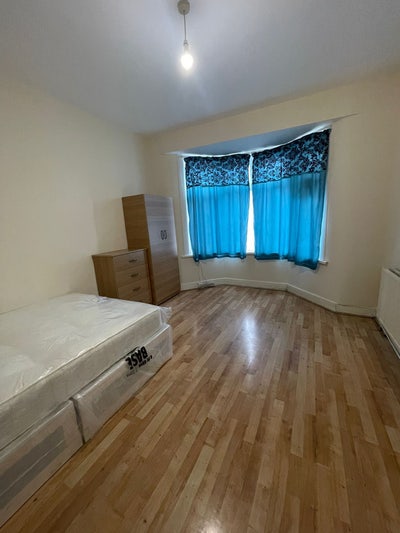 Beautiful double room for single (Bills Included) Main Photo