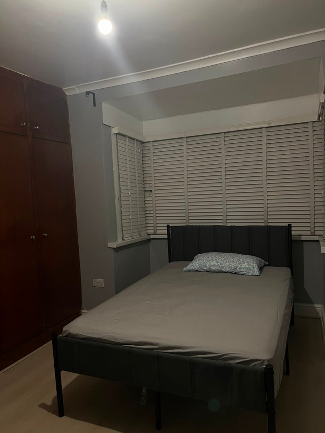 Large Room in Brent  Main Photo