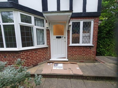 Modern One Bedroom, Huntley Way Main Photo