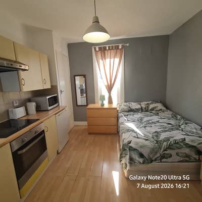 Self Contained Studio Near Transports Main Photo