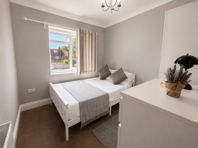 Large Single Room Available at Morden Main Photo