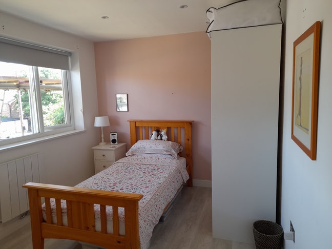 Lovely room in peaceful location Main Photo