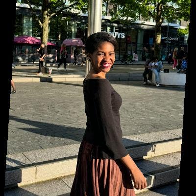 Professional Female seeks a single or double room Main Photo