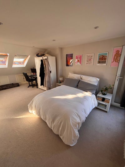 💫  Large Loft Room with ensuite in Tooting Bec Main Photo