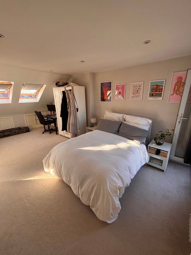 💫  Large Loft Room with ensuite in Tooting Bec Main Photo