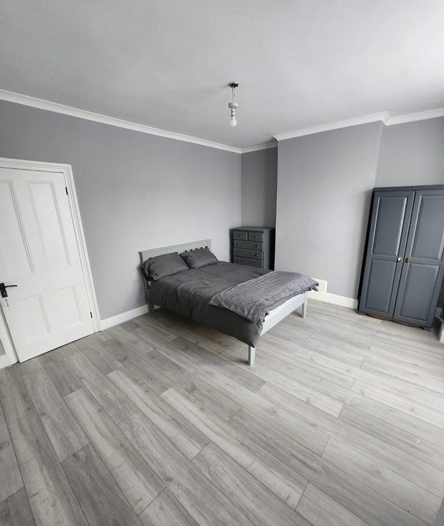 STUNNING  double en-suite E10  Main Photo
