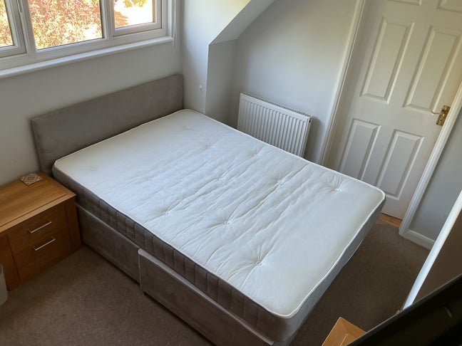 A lovely double room with en-suite in newmarket Main Photo