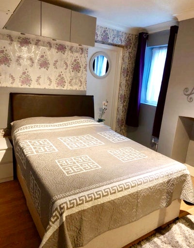Large double, Stylish/Spacious Singles only! Main Photo