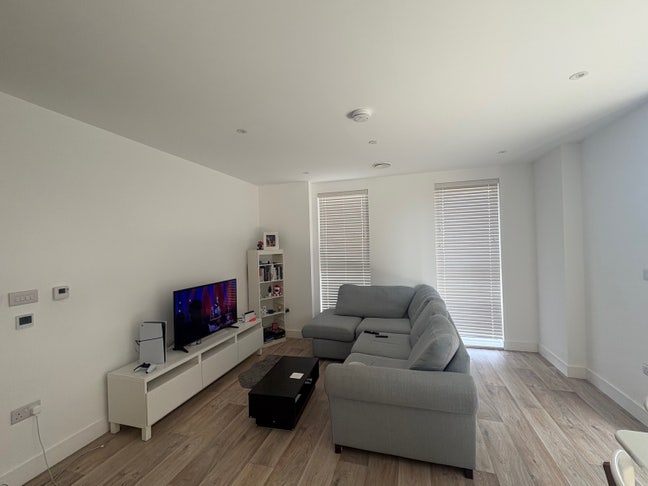 Double Room Available in Modern 2-Bed Flat  Main Photo