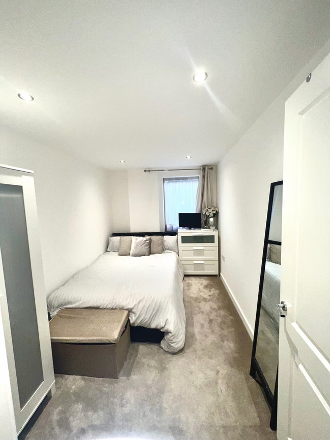 Female only double room available in Wimbledon  Main Photo