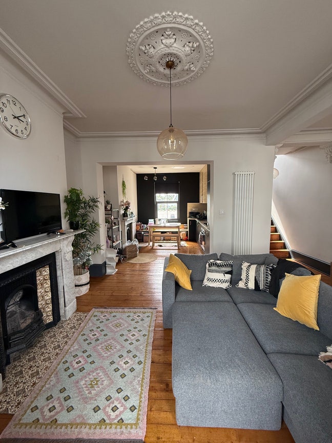 Large Double Room + Bath | 2 Mins to Beach 🌊 Main Photo
