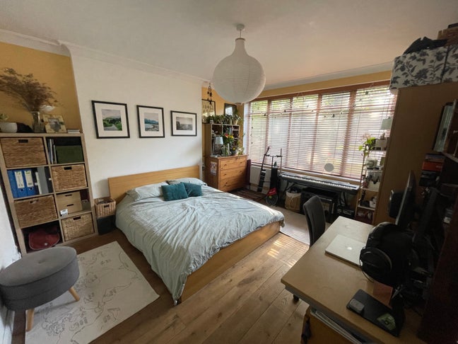 Spacious Double Room Available in Superb W3 House Main Photo