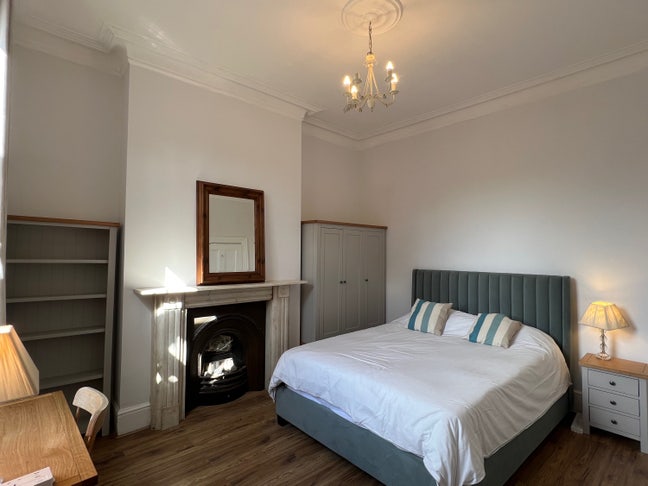 Beautiful Large Refurbished King Size Bedroom Main Photo