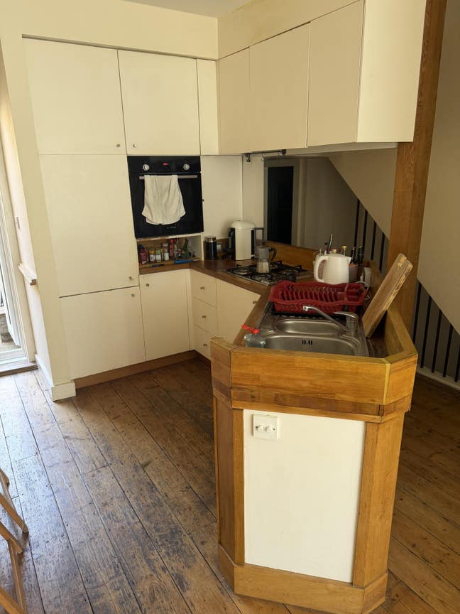 Great room in a spacious flat with a garden Main Photo