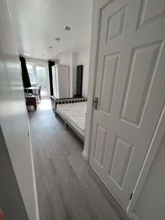 Newly Renovated Ensuite Room | 5 Mins to Shadwell  Main Photo