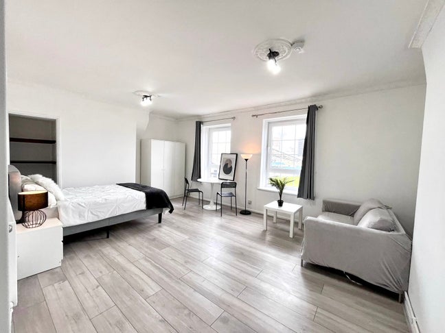 3 Renovated Panoramic Rooms next to Vauxhall Main Photo