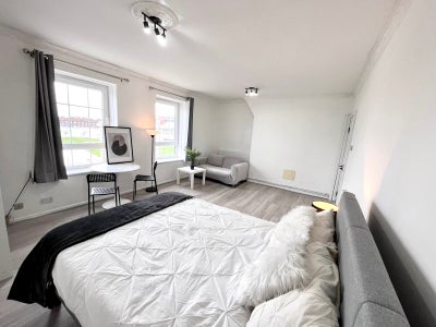 3 Renovated Panoramic Rooms next to Vauxhall Main Photo
