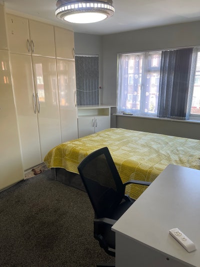 Fully Furnished Double Master Bedroom in Hounslow Main Photo