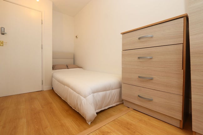  Flat | Single Room &pound;185 Pw | Poplar  Main Photo