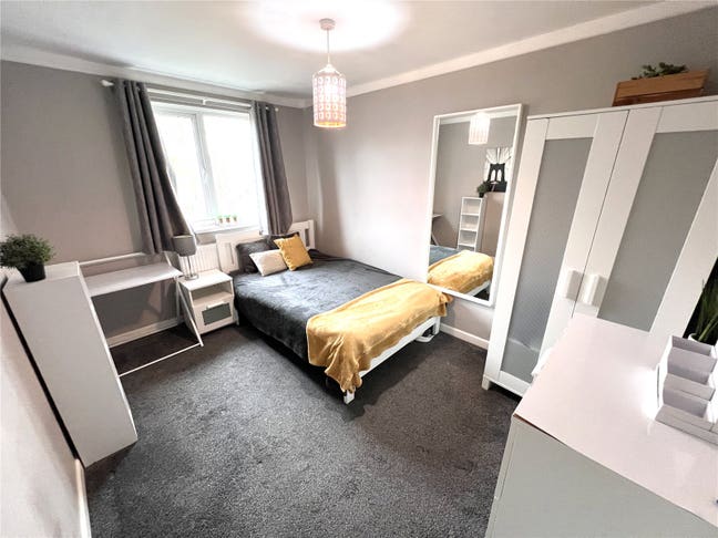 Redecorated Double Room Close to Telford Centre Main Photo