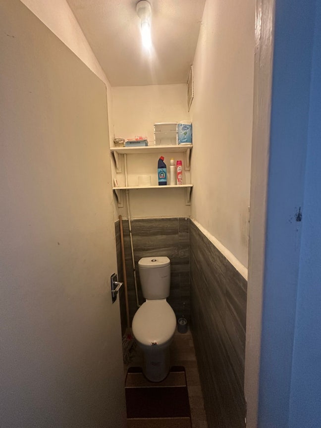 1 girl space available in double sharing room  Main Photo