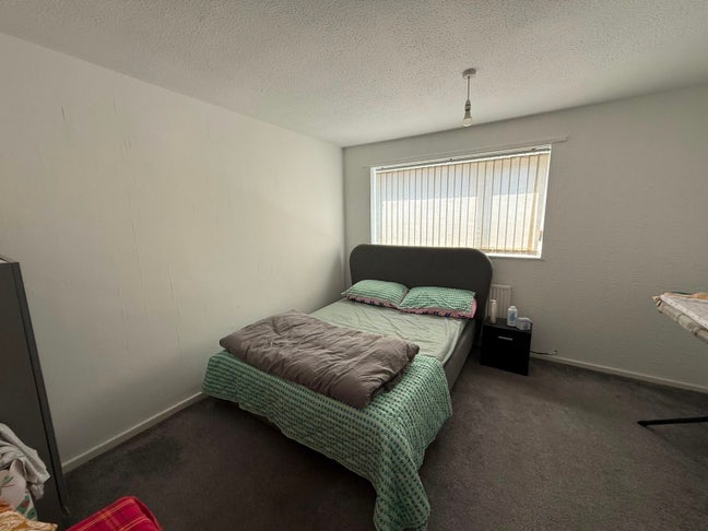Spacious double bedroom  Main Photo