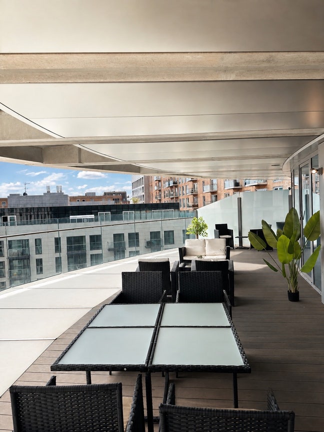 Luxury 2 Bed, 2 Bath Apartment in Canary Whatf Main Photo